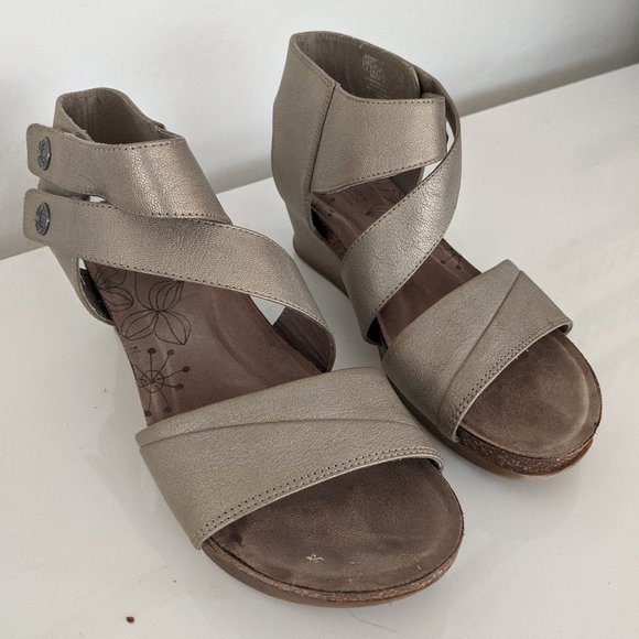 COMFORT! Rockport Asymetrical Gold Wedge Sandals - Picture 1 of 8